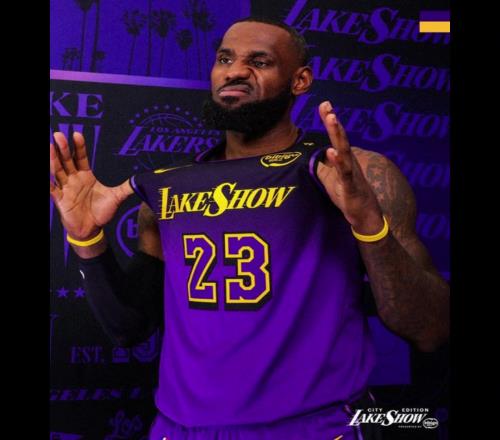 少穿点湖人穿LakeShow球衣出战的比赛，仅拿到1胜6负