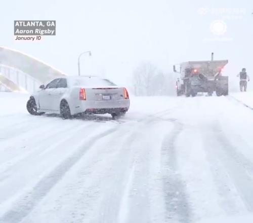 火箭和老鹰的比赛延期！亚特兰大这雪下得，连车子都走不动道了！