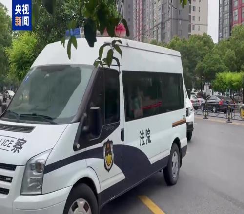 今日二审宣判!押送李铁的警车已进入法院