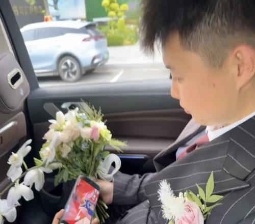 这是真的热爱哈!男子结婚在婚车上拿着手机看火勇季后赛