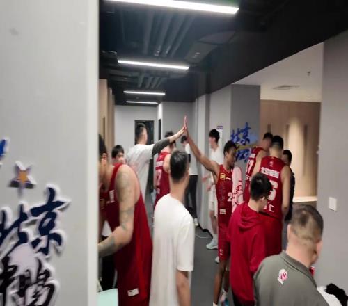 时隔十年重返CBA总决赛!北京男篮的球员们肉眼可见的开心
