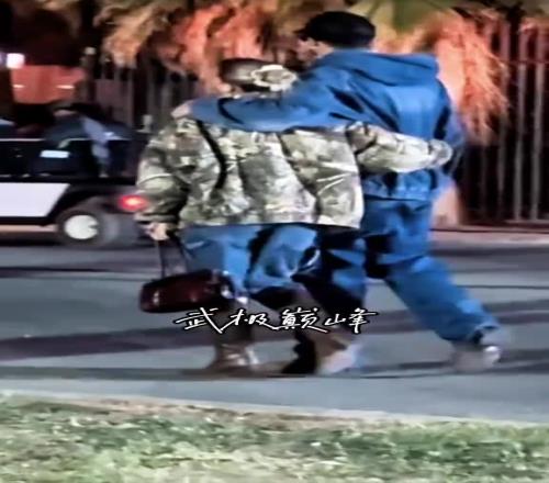 球场失意情场得意!布克被拍到与新女友深夜散步