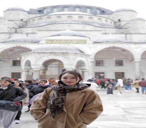 颜值真高!孟超晒旅行照:祝大家假期愉快!