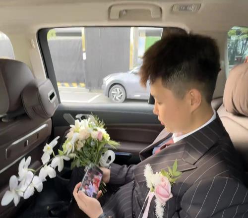 看个球顺便结个婚!新郎婚车上偷瞄火勇生死战