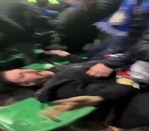 国米绝杀后,一位国米球迷躺在座椅上疯狂呐喊