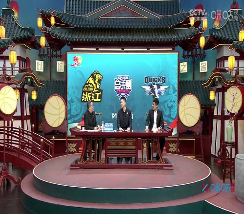 楊鳴做客咪咕并調(diào)侃：最強的已經(jīng)在決賽舞臺上了，稍微差點意思的都來這解說了