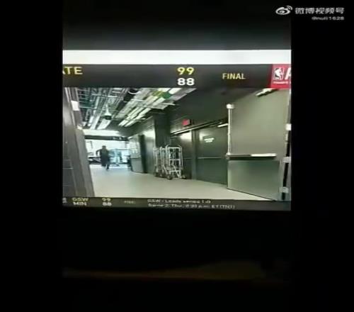據(jù)傳這是庫里返回更衣室的畫面，如果是真的，那應(yīng)該不嚴重！