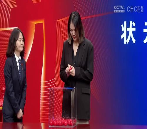 江苏男篮的女经理参加抽签!这颜值和身材真不错呀!
