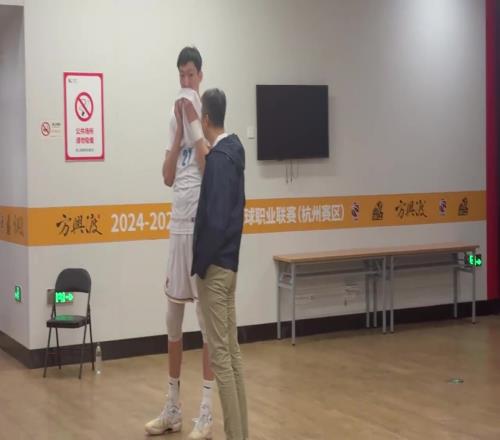 聊啥呢男篮主教练郭士强前来观看CBA总决赛,并与周琦热聊