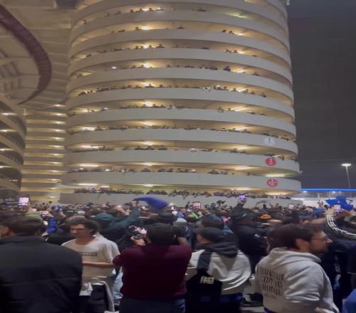 此夜永不结束!比赛结束很久后,国米球迷还在球场外唱歌庆祝