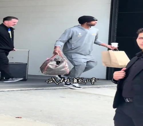 庫巴最強幫手勇士首發(fā)三巨頭乘坐大巴回酒店...