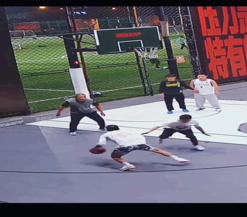 這種艾弗森式的變向過人不比那些翻腕上下步的帥太多