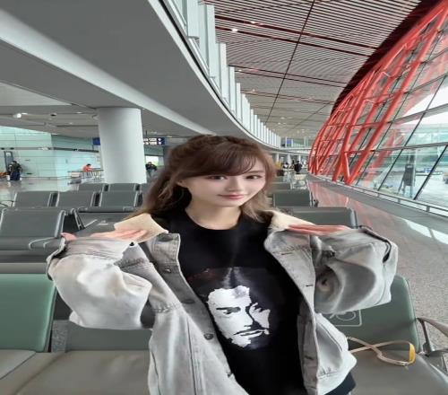 怎么还像20岁左右的小姑娘已婚勇士女主播小七晒机场热舞
