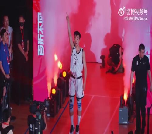 未来男篮希望中国小将淡厚然在NCAA对位准状元弗拉格!