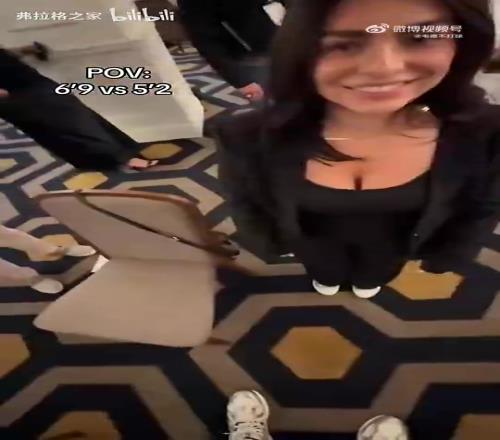 6尺9vs5尺2!准状元弗拉格和女友真是最萌身高差!