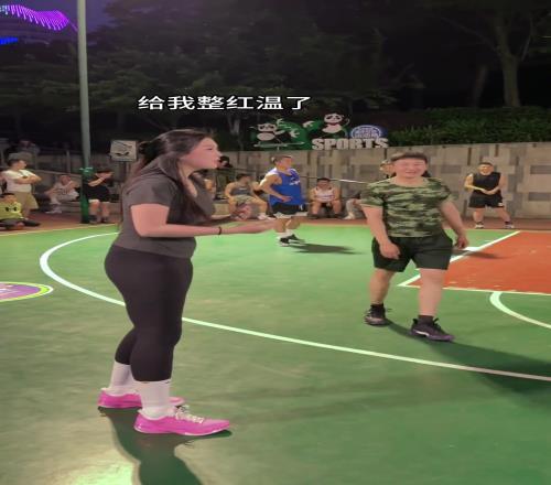 这是揩油还是进攻犯规哈!小伙子打球居然直接撞上国产卡戴珊肘姐