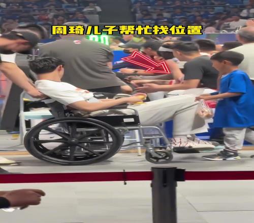 曾凡博受傷後首度現身，賽後浙江幾位國家隊隊友過來關心...
