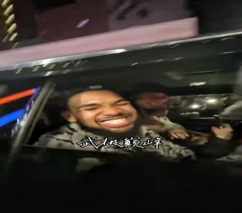 笑嘻了!唐斯坐车离开时被尼克斯球迷围住欢呼