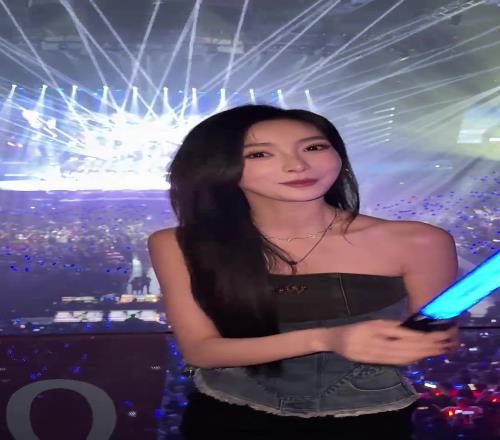 这穿搭好吸睛啊!美女主播金佳悦现身张学友演唱会