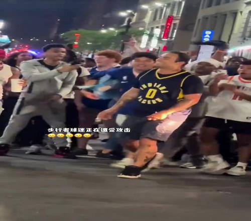 这就开始了!小伙穿着哈利伯顿球衣在纽约街头遭遇围攻