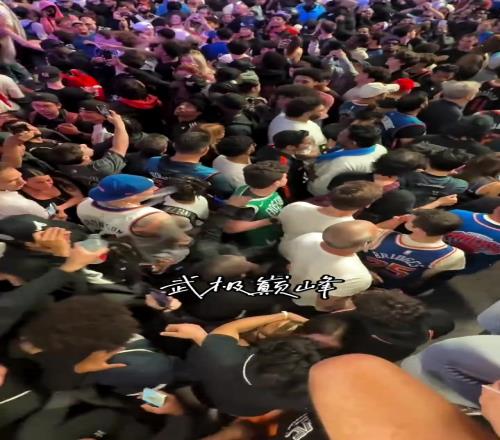 这也太勇了!至少他没有因为主队被淘汰而脱掉球衣!