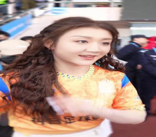 卧槽这是陈梦!陈梦现身青岛足球比赛现场,打扮起来真好看