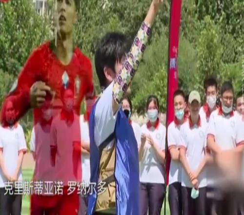他太懂了!名场面:秦昊在节目上背C罗梅西立牌踢点球!
