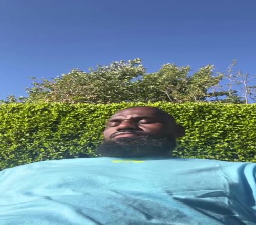 这位老同志快退休了就是惬意!40岁老头休赛期的午后