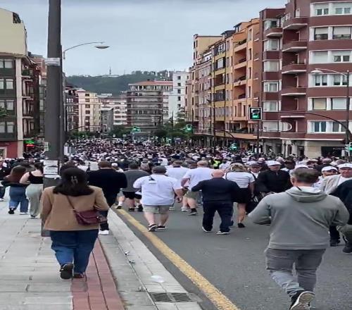 白玫瑰占领毕尔巴鄂!赛后热刺球迷退场占满整条街道,场面壮观!