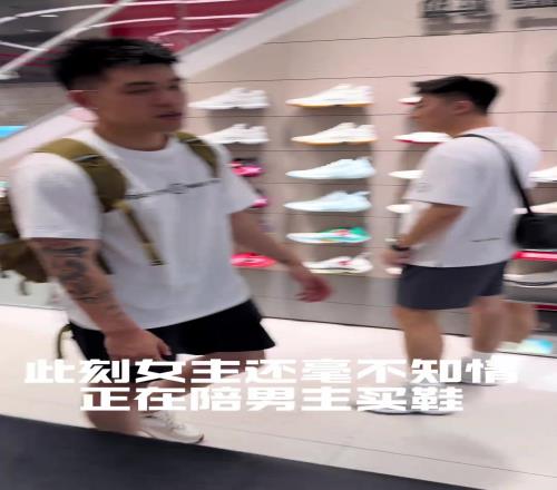 李宁拉塞尔中国行期间,Dlo现身粉丝求婚现场送上美好祝愿