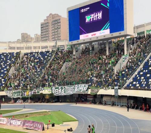 实拍:国安球迷整齐划一的助威声直接震惊了石家庄球迷