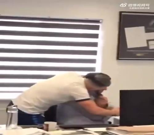 因左腳先進門被辭退！熱刺球迷穿球衣上班給曼聯(lián)老板驚喜