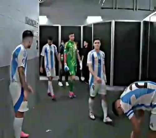 来自世界杯冠军的气势!所有人列队等待那个男人出场!
