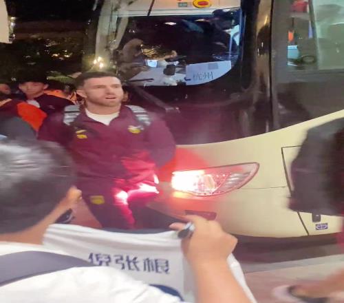 韦世豪吓得箭步逃跑!国足深夜到酒店差点被摁在车头不让走