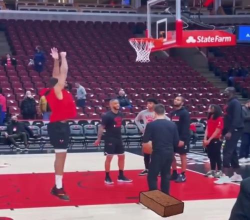 这傻大个是谁收入过亿的NBA冠军中锋