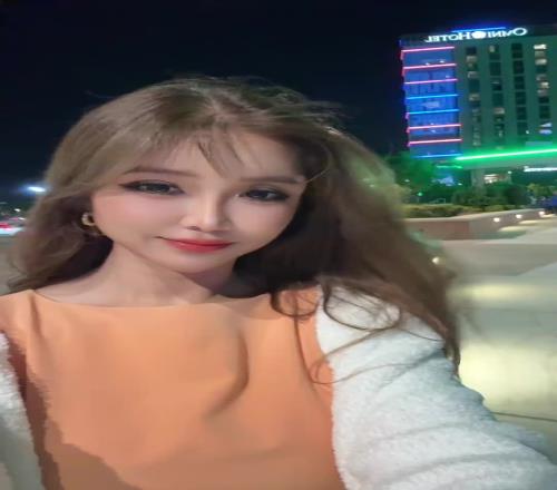 美女记者周玲安:俄城真的就几个高楼赛后都打上了雷霆配色