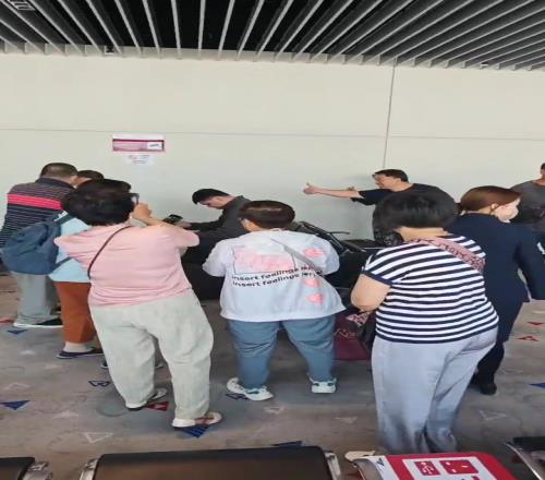 姚明现身澳门机场路人抓住一切机会赶紧偷偷合照