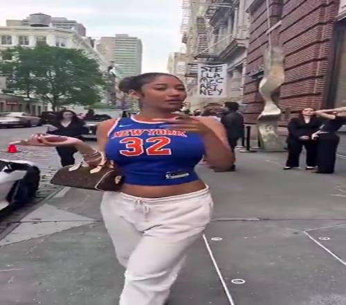 街头身穿唐斯球衣的女球迷,这32号有点过于显眼了哈!