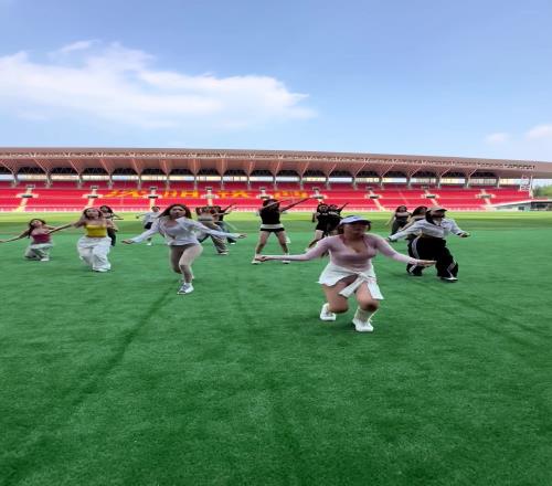 这位啦啦队小姐姐能站C位,是有一定道理和实力的