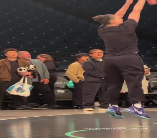 71岁成龙现身巴克莱中心看女篮比赛:她们投篮怎么那么准!!!