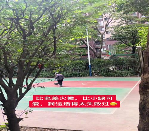 這阿婆單手一投一個(gè)準(zhǔn)，姜還是老的辣
