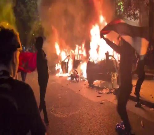 太狂热了!巴黎球迷街头庆祝直接烧车
