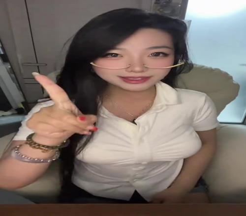 美女主播分析雷霆战胜森林狼原因,可惜我压根记不住她说了啥