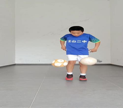 无逆足！小朋友左右脚同时颠两球太牛了