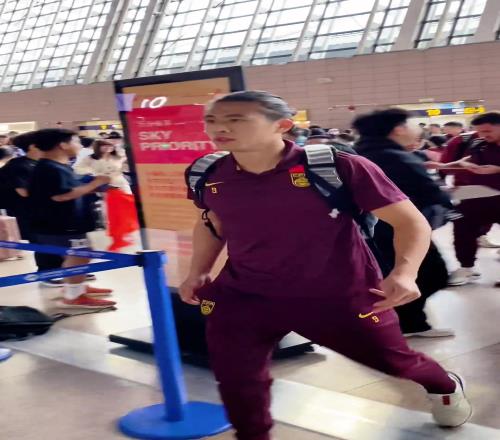 中国男足出发前往雅加达备战与印尼队的世预赛,加油!!