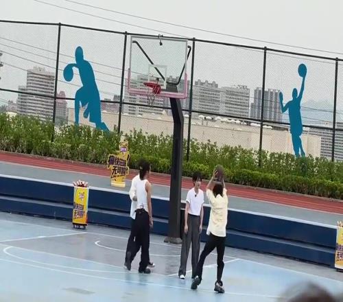 這腳步，這上籃，符合我對(duì)小鮮肉打籃球的刻板印象