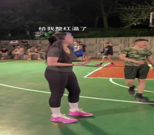 犯规吗肘子姐球场面对男生野蛮冲撞双手抱胸做出防御动作