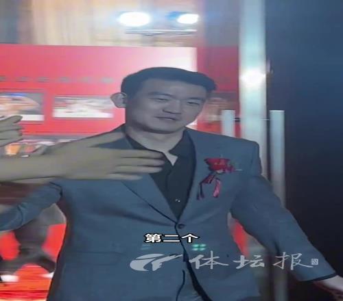 球迷喊话:建议王指导西装半永久,王博回应来了!