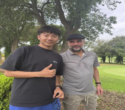 中国小伙真行!瓜瓜估计头一次见过和他合影还把他摁在身后