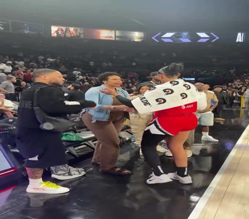 利拉德范德比爾特阿德巴約現(xiàn)身洛杉磯觀看wnba